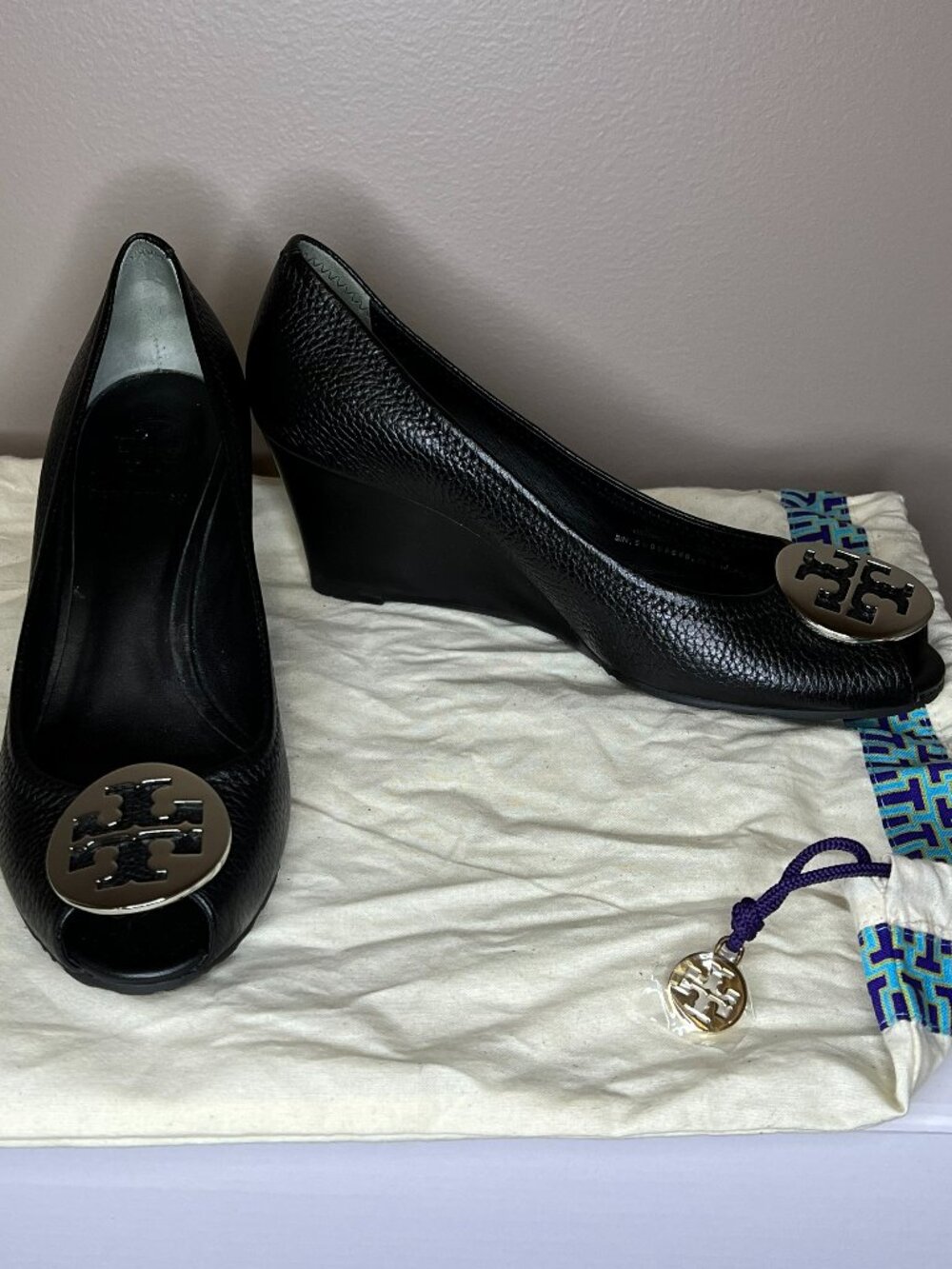 Tory Burch Black Leather Peep Toe Wedge Pumps Reva Logo Medallion Women's 8